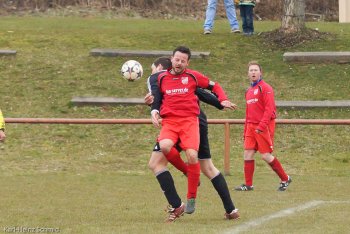 Patrick Gebhart im Zweikampf gegen einen Leutenbacher Stürmer Patrick Gebhart im Zweikampf gegen einen Leutenbacher Stürmer
